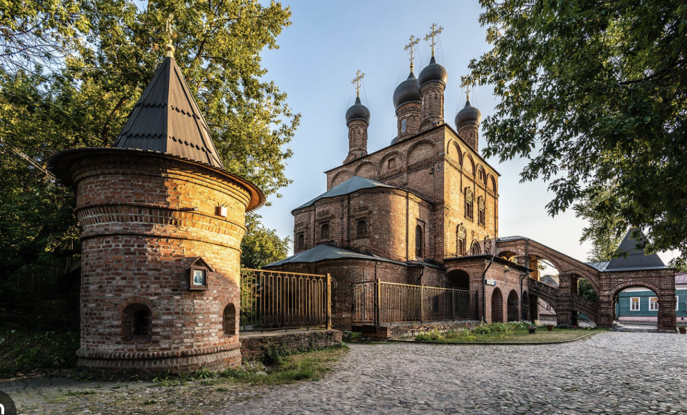 Средневековые стены Крутицкого подворья
